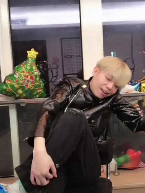 孙九芳  来看几张芳芳小年直播的丑照吧,不得不说,芳芳是真"美"[doge