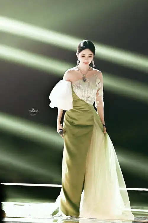 杨幂百花迎春晚会造型路透#杨幂春晚有2个节目