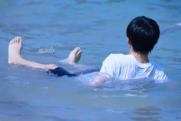 易烊千玺 易烊千玺台湾行 海边tfboys cr:logo