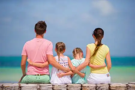 一家四口幸福家庭图片大全