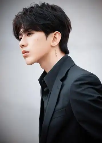 蔡徐坤出席prada晚宴及品牌活动 帅而自知的少爷最会用美貌蛊人