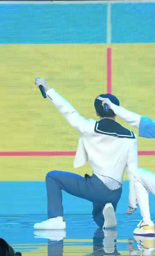 张真真这个腰肩比是真实存在的吗.