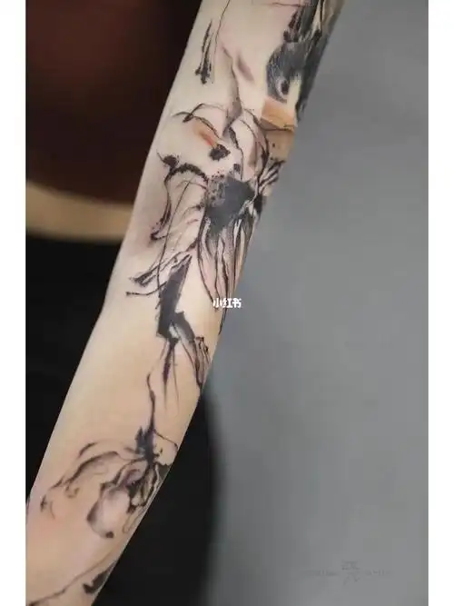 于我而言是一个回忆的馈赠她是朋友介绍过来找我纹身的她的行为 状态