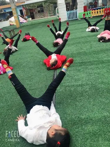 本次舞蹈课主要练习地面踢腿