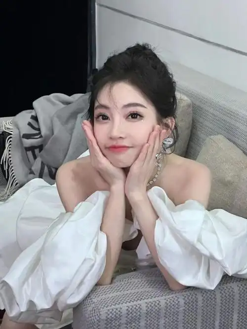 冯提莫身高引热议被问到斗鱼事件称自己只想给大家唱歌听