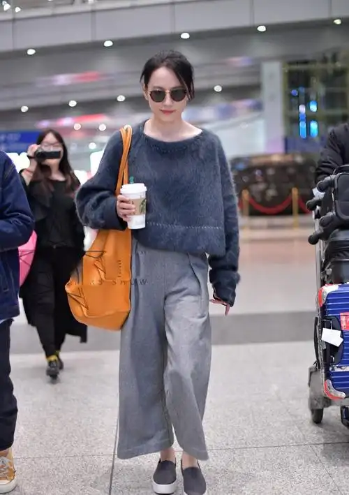 俞飞鸿单独现身机场,网友:不结婚的女人就是好,永远不显老!