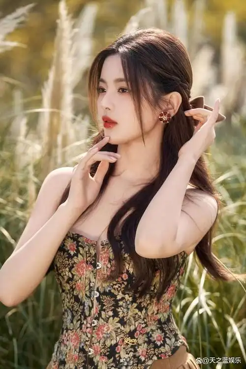 繁花抹胸装下的杨超越,阳光下美得让人窒息