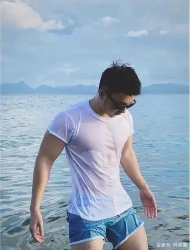 喜欢水上滑板的男生,身材好颜值棒,戴着遮阳镜都挡不住的帅气!