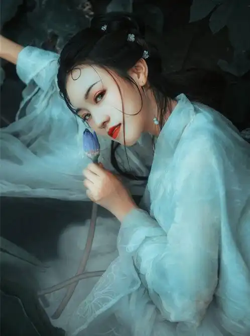 一起看看吧!1,狮子座狮子座专属古装是大气明艳的正红色,唐装的样式