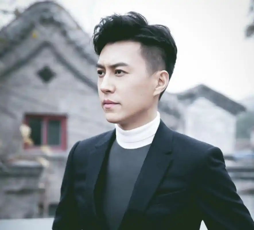 靳东真实身份大曝光,靳东一开始是以演员的身份出道的,但是后来靳东