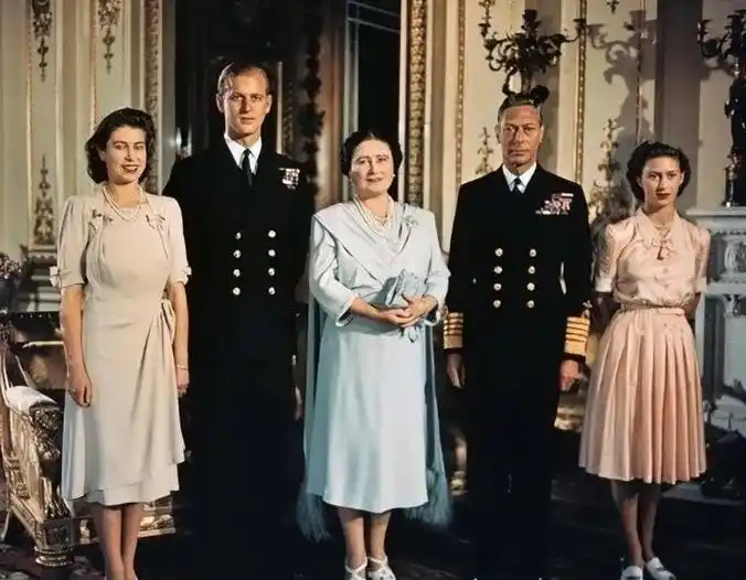 英女王身高162,却从不穿"恨天高",鞋跟不超过5公分,依然文雅