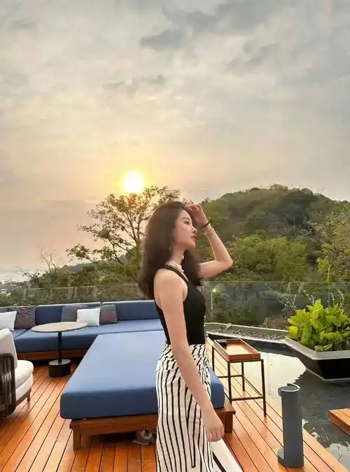 杨采钰海边度假,穿黑色背心配条纹开叉半身裙,知性优雅_时尚_下身