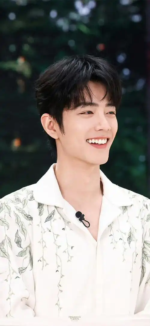 脸上的微笑,皆是美好@x玖少年团肖战daytoy肖战花衬衫直播造型 xz 肖