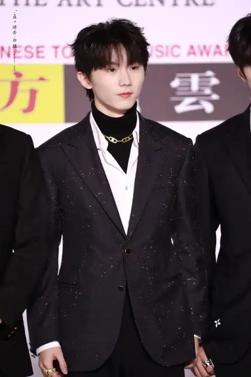 马嘉祺东方风云榜红毯饭拍 黑色细闪西装造型……__财经头条