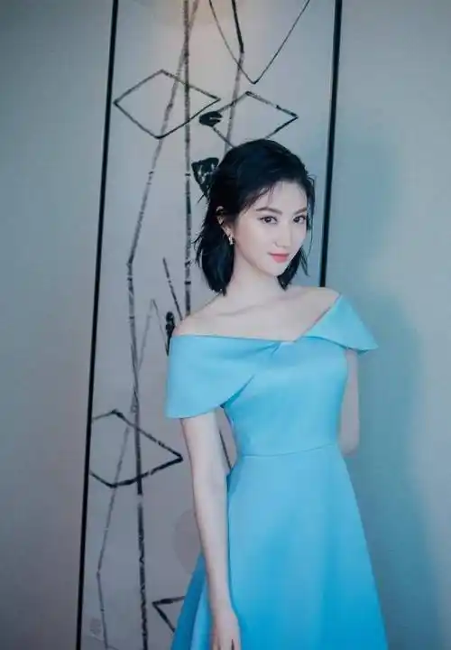 被景甜惊艳了,丸子头搭针织衫小黑裤,瘦出铅笔腿,却意外的时尚_造型