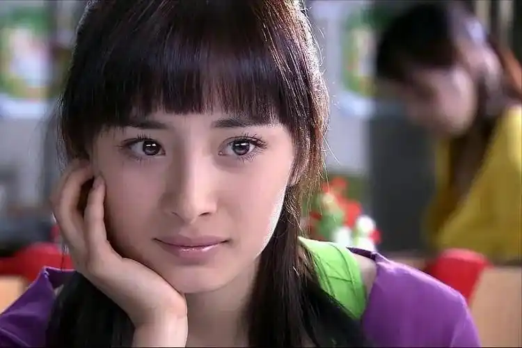 熟悉杨幂的观众应该还记得,那时的杨幂从没有现在所谓的发际线危机,这