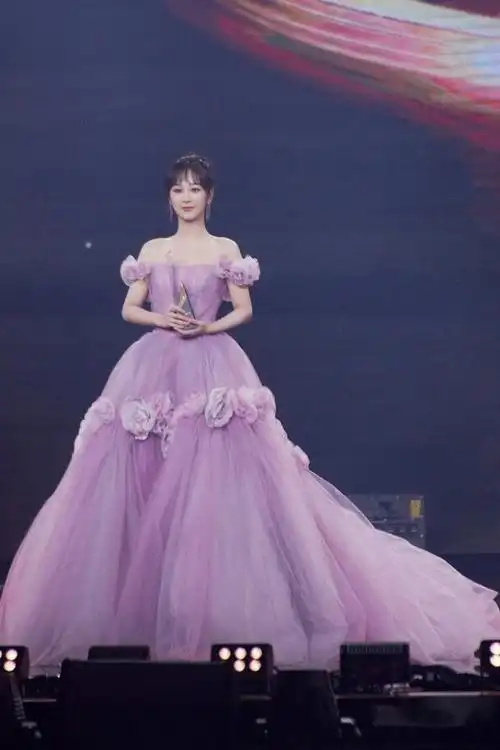 杨紫瘦了却更有料穿紫色纱裙同框肖战颁奖礼变婚礼现场
