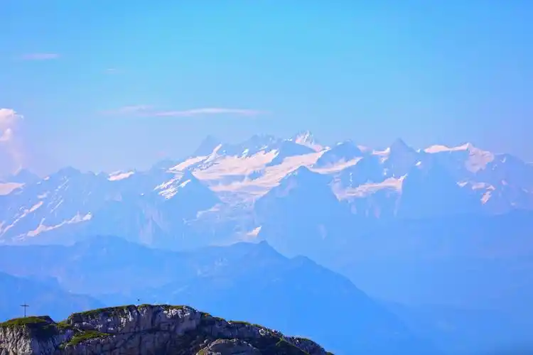 一峰独高,四周并无遮挡,极目远眺阿尔卑斯山的白雪皑皑的山峰