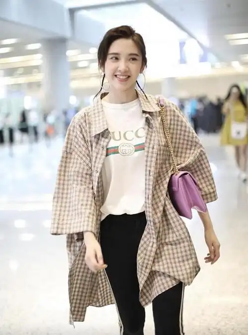 唐艺昕当妈后更时髦穿格纹衬衫配白t恤走机场既显瘦又能藏肉