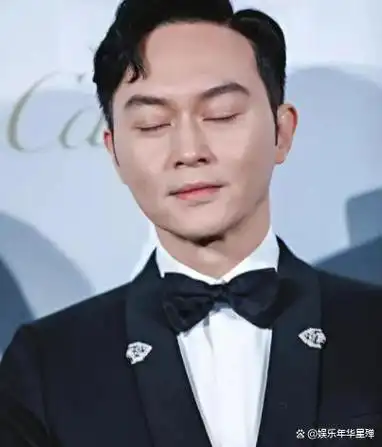 说,如今已经50岁的张智霖只是长了几条皱纹,和他二十多岁的样子相比