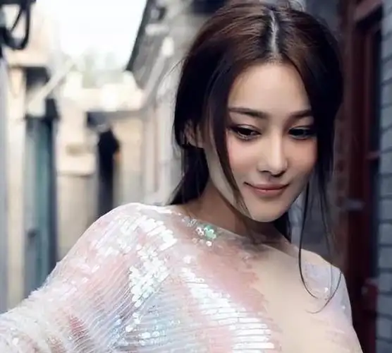 张馨予的前半生经历可谓是一连串的波折和风波不断.