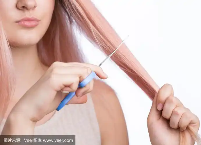 一个有着金黄色头发的年轻女孩正在用剪刀剪她的头发.