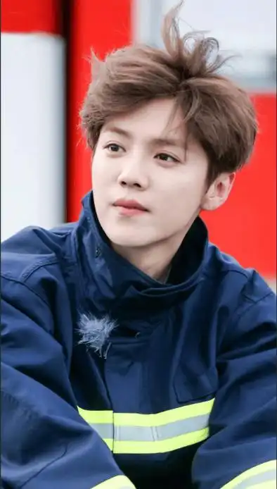 34岁鹿晗!沟壑纵横的脸庞!滤镜加持 秒变五官精致立体的帅气偶像