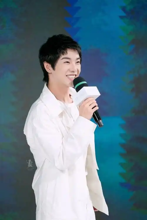 华晨宇上海见面会壁纸送上笑起来好看的要命