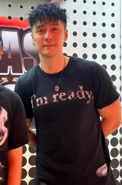 32岁蒋劲夫被偶遇,沉迷纹身气质大变,靠捡垃圾外卖维生