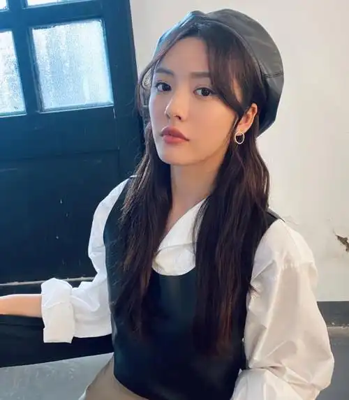 蔡文静穿着丝绒裙加上灯光的点缀,整个人美得发光,短发的她干净清爽.