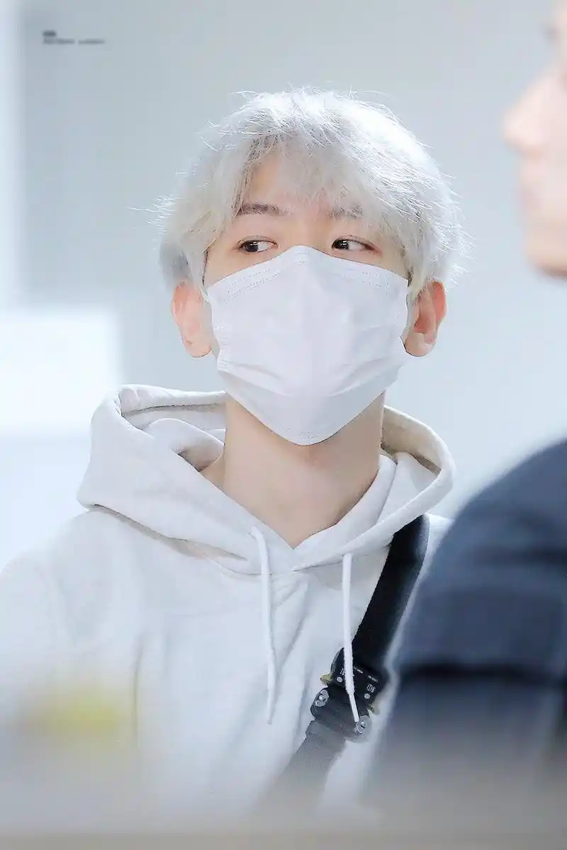 exo伯贤银发帅出新高度睡眼惺忪软萌可爱组图