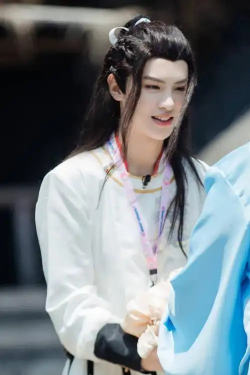 黄明昊长发造型白衣古装尽显少年侠气 《密室大逃脱》最新高清剧照