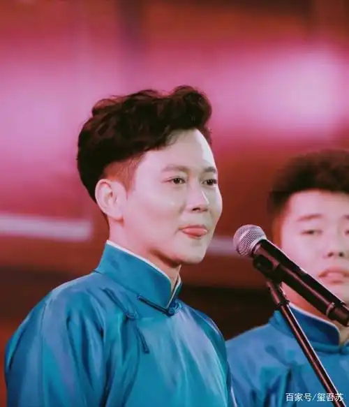 孟鹤堂周九良孔雀蓝色大褂