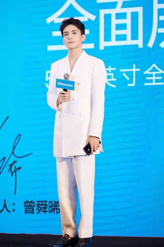 曾舜晞出席手机品牌发布会 清爽白西装彰显轻熟魅力