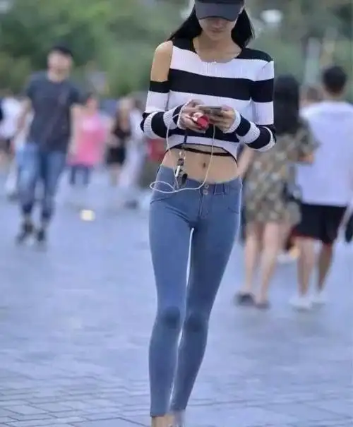 再就是穿着紧身牛仔裤可以显得非常的高挑时尚,将腿长表现出非常完美