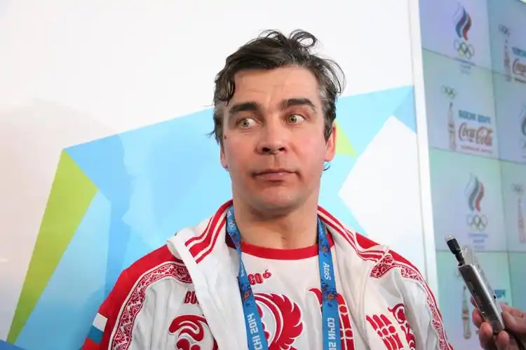 俄罗斯雪橇队队长阿尔伯特·德米琴科在索契获得两枚银牌