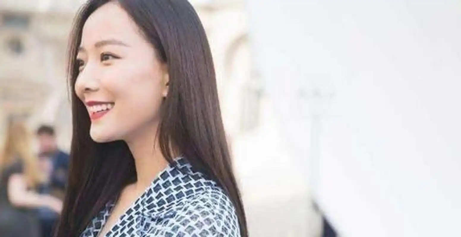 37岁王珞丹最新杂志封面曝光,躺浴缸神秘魅惑,小鸟腿直晃眼