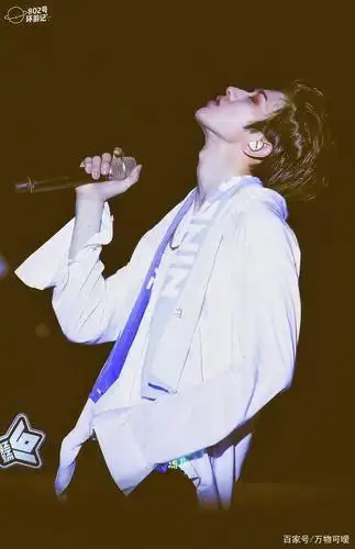 蔡徐坤 蔡徐坤的喉结好性感哦,更别提他那完美侧颜了[泪]样样都是