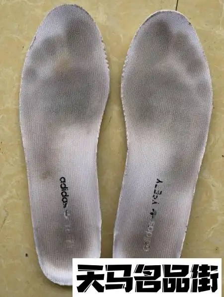 yeezy鞋垫掉字正常吗yeezy鞋垫能拿出来吗