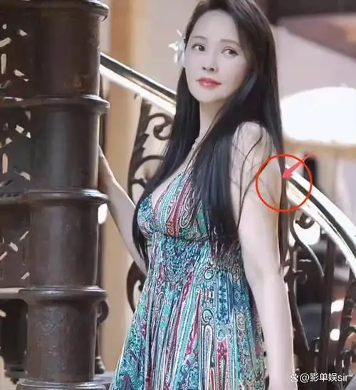 伊能静身材发福,网友猜测怀二胎,裙子把肉都勒出来了