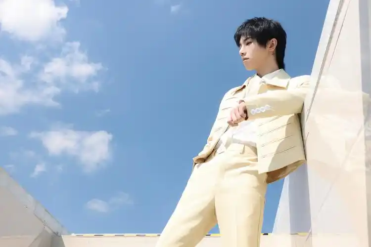 风影摇曳,是等待夏日到来的期盼,是盈满而溢的湛蓝