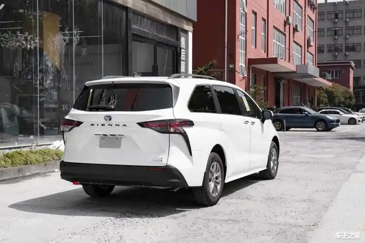 2022款丰田塞纳油混25l热销奶爸神车