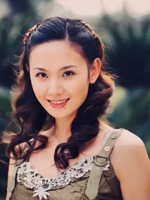 程莉莎:娱乐圈女追男第一人?为爱情失去自我,43岁妩媚又多情