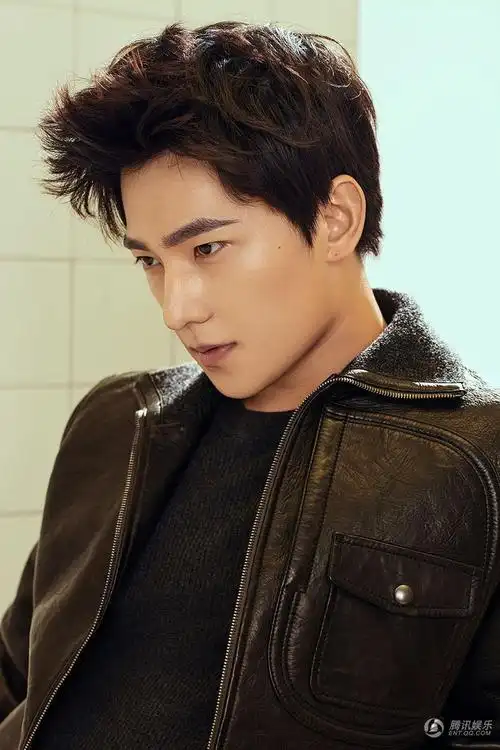 杨洋拍摄秋日封面大片 质感穿搭彰显硬朗型格_明星写真_图集_电影网