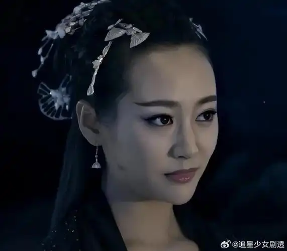 李纯,估计很多人认识她就是因为她饰演《花千骨》里面的霓漫天.