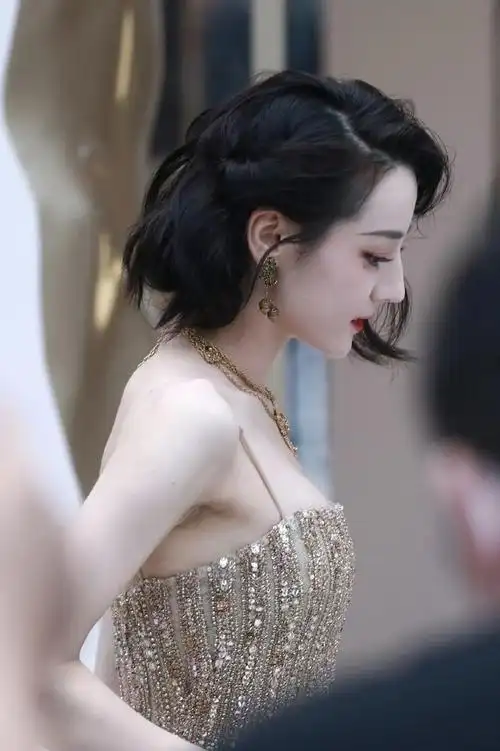 迪丽热巴短发侧颜好美__财经头条