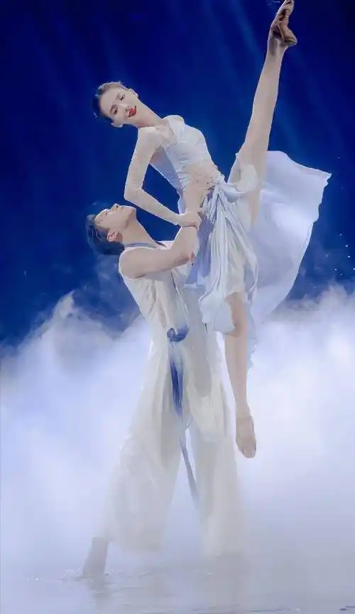 原创舞蹈生导师金晨水幕双人舞展现绝美舞姿仙气飘飘