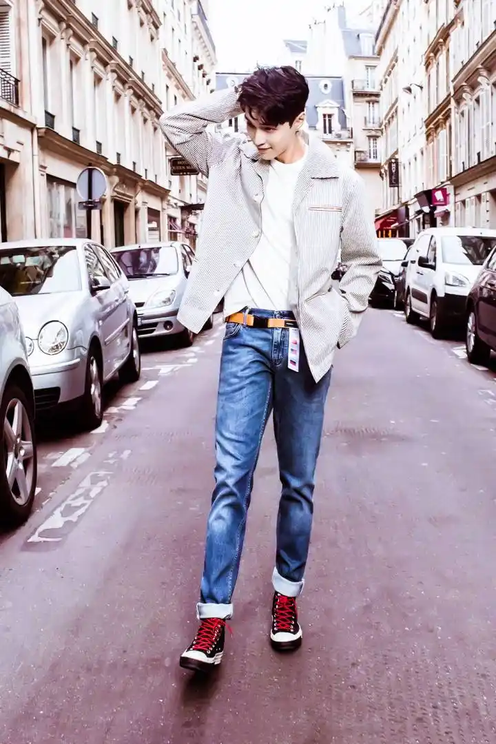 张艺兴的街拍尽显少年范儿,各种风格都能轻松驾驭