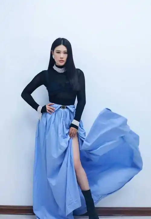 原创袁娅维真是肉感尤物穿亮片吊带连衣裙藏不住女人味太高级