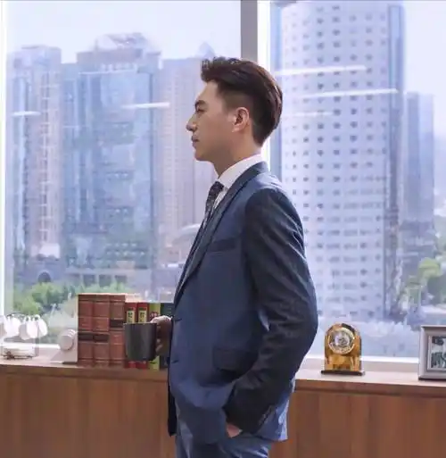 44岁靳东时髦造型,西装 牛仔裤,绅士范十足!